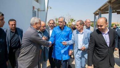 صورة ” جمبلاط ”  يتفقد “مصنع 81 الحربي” ويؤكد: الصناعة طريق الاكتفاء الذاتي والتصدير