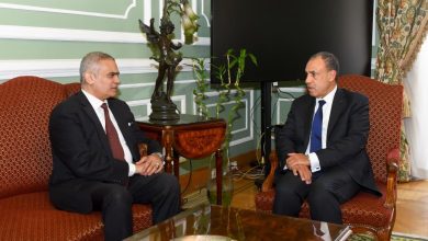 صورة وزير الخارجية يبحث مع رئيس لجنة شؤون اللاجئين التحضيرات لمنتدى نيويورك ويطالب بدعم دولي مستدام