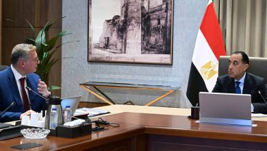 صورة رئيس الوزراء يلتقي وزير البترول والثروة المعدنية لاستعراض عددٍ من ملفات عمل الوزارة