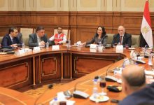 صورة مايا مرسي تستعرض جهود “الهلال الأحمر” التاريخية لدعم غزة وتكشف “زاد العزة” و”المطبخ الإنساني”