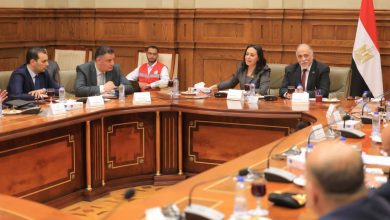 صورة مايا مرسي تستعرض جهود “الهلال الأحمر” التاريخية لدعم غزة وتكشف “زاد العزة” و”المطبخ الإنساني”