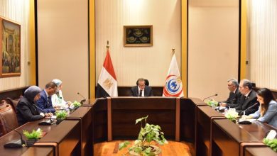 صورة وزير الصحة يوجه بتعميم “كبسولة العمليات” وتطوير الصيدليات بمعايير عالمية.
