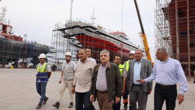 صورة رئيس هيئة قناة السويس يتفقد تصنيع القاطرات “عزم” ويؤكد التوسع في توطين صناعة الوحدات البحرية