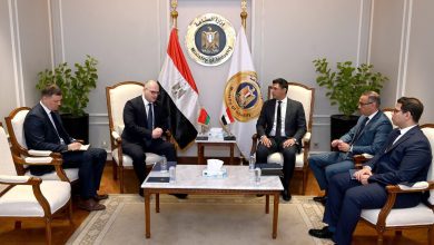 صورة وزير الصناعة يبحث مع سفير بيلاروسيا توطين الصناعات الثقيلة وزيادة المكون المحلي