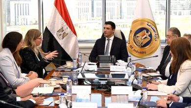 صورة وزير الصناعة يبحث مع ” فولكس فاجن ” توطين تصنيع السيارات الكهربائية في مصر