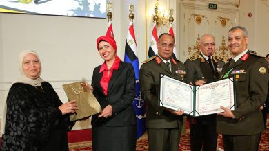 صورة الفريق أشرف سالم زاهر يكرم القادة الذين أوفوا العطاء بالقوات المسلحة ويقلدهم وسام الجمهورية