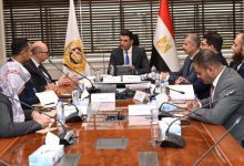 صورة وزير الصناعة يبحث مع “سان جوبان” تدشين أكبر مصنع للزجاج في المنطقة ومحطة لإنتاج الألواح الجبسية بالسادات