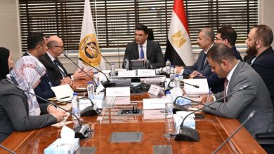 صورة وزير الصناعة يبحث مع “سان جوبان” تدشين أكبر مصنع للزجاج في المنطقة ومحطة لإنتاج الألواح الجبسية بالسادات