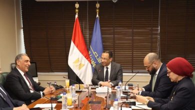 صورة وزير الاتصالات يبحث مع “أوراكل” العالمية سبل ترسيخ مكانة مصر كمركز إقليمي للبيانات ومبادرة لتدريب 150 ألف شاب على تقنيات الحوسبة السحابية