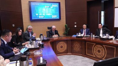 صورة الحكومة تبحث مع شركات صينية ضخ استثمارات جديدة بـ2 مليار دولار في لوجستيات وصناعة وموانئ