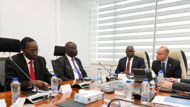 صورة وزير الاستثمار وسفير جنوب السودان يبحثان تعزيز التعاون الاستثماري