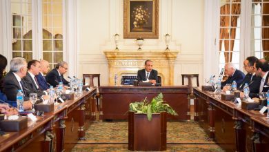 صورة وزير الخارجية يبحث تعزيز الاستثمارات مع “التجارة الأمريكية”.