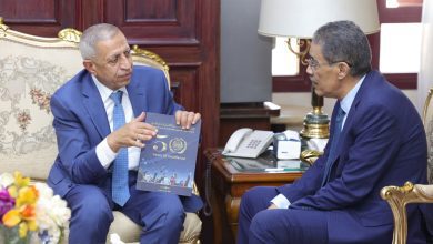 صورة شراكة موسعة لتعزيز التعليم والتدريب الإعلامي بين الوزارة والأكاديمية العربية