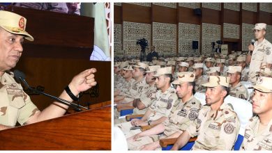 صورة وزير الدفاع والإنتاج الحربى يلتقى عدداً من مقاتلى المنطقة الغربية العسكرية