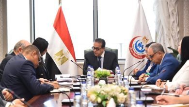 صورة وزير الصحة يبحث مع البنك الدولي و”IFC” تعزيز توطين الدواء وتطوير التصنيع الحيوي في مصر