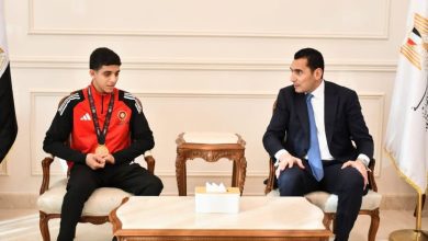صورة “ترند الذهب” في وزارة الشباب والرياضة.. استقبال رسمي للبطل عبد الله حسونة بعد ذهبية أفريقيا