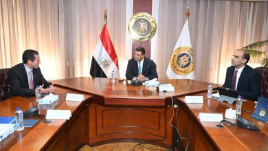 صورة وزير الصناعة يبحث مع «سيمكس» خطط التوسع ودعم الصناعة منخفضة الكربون