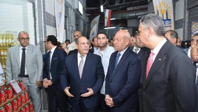 صورة وزير التموين ومحافظ القاهرة يفتتحان معرض “أهلاً بالعيد” بسوق تحيا مصر في حدائق القبة