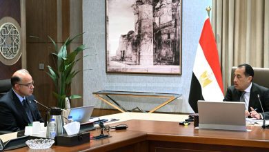صورة مدبولي يستعرض مع وزير الاستثمار خطة تطوير مناخ الأعمال وتعزيز الشراكات الدولية وجذب الاستثمارات