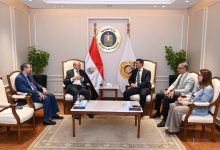 صورة وزير الصناعة يبحث مع غرفة التجارة الفرنسية جذب استثمارات جديدة وتوسيع التعاون الصناعي