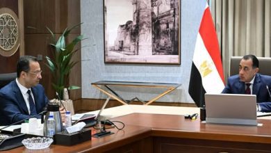 صورة مدبولي يبحث مع وزير الاتصالات خطط التوسع في التعهيد وصناعة الإلكترونيات ومراكز البيانات