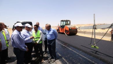 صورة وزير النقل  يتابع مشروعات الطرق ومحاور النيل بأسوان والأقصر ويوجه بتكثيف الأعمال بمحور دراو